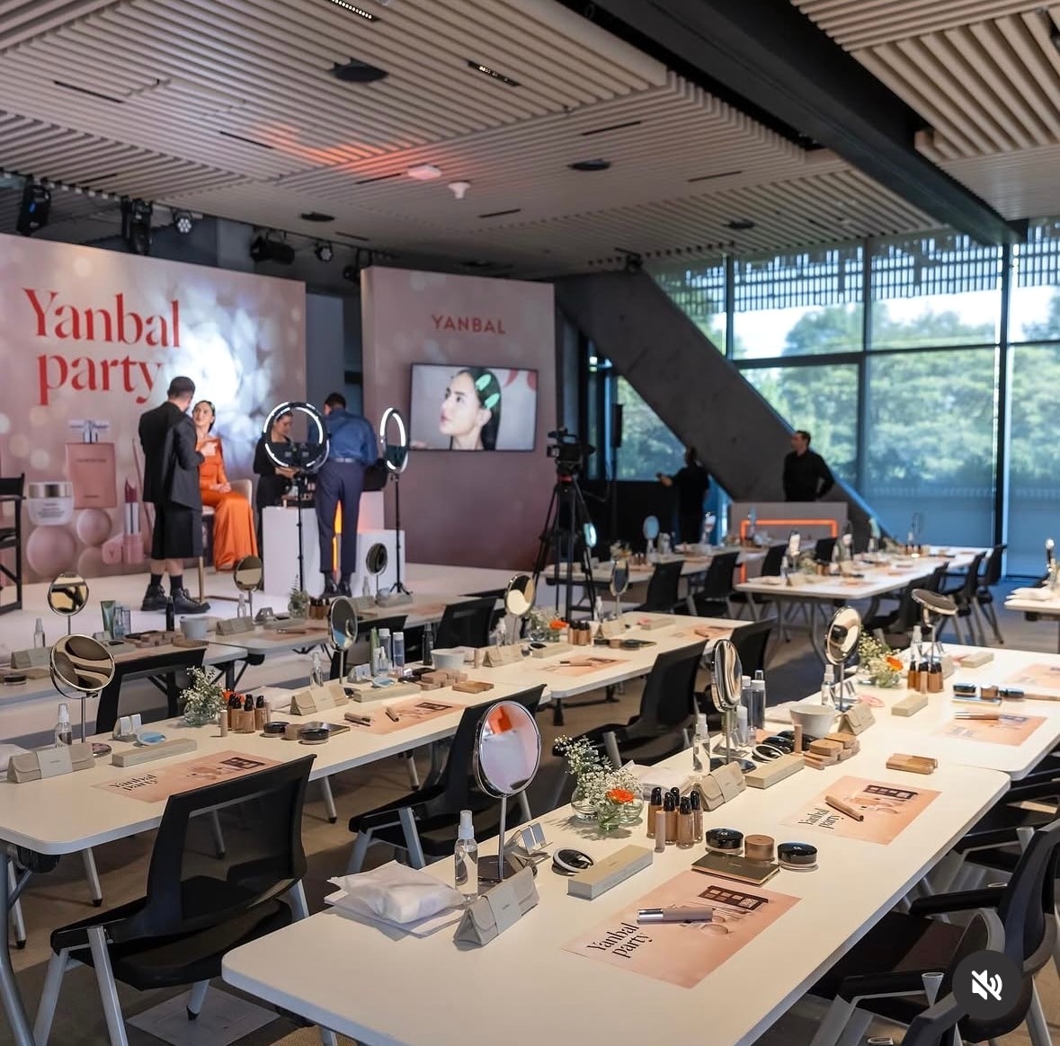 Lanzamiento de Maquillaje con Creadores de Contenido